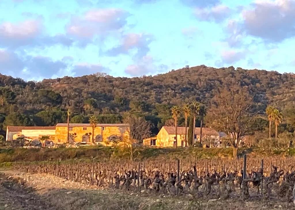 Trois bâtisses, jadis dépendances du château de Grimaud, sont attachées au domaine, pour l’heure en plein aménagement